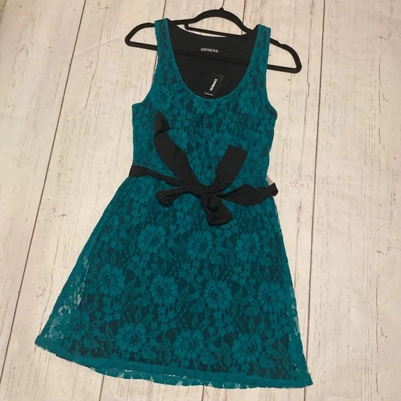 NWT EXPRESS WOMEN MINI GREEN COLOR LACE DRESS SIZE XS/TP